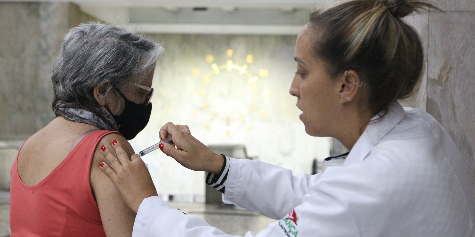 Butantan busca voluntários para teste de vacina da gripe para idosos