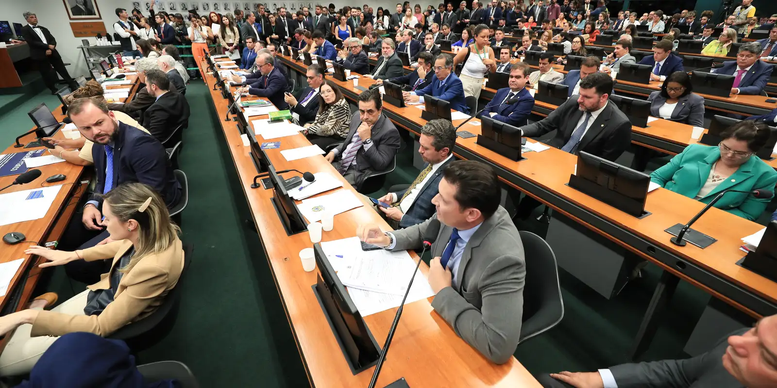 CCJ da Câmara retoma análise do fim da escala 6x1 nesta quarta