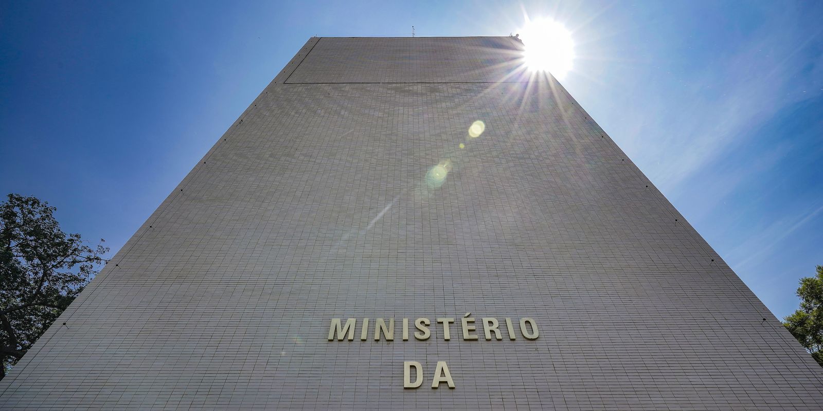 Governo bloqueia R$ 22,1 bi do Orçamento de 2026