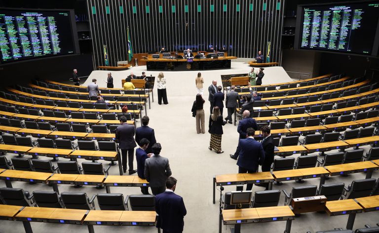 Câmara dos Deputados aprova urgência para duas propostas; acompanhe