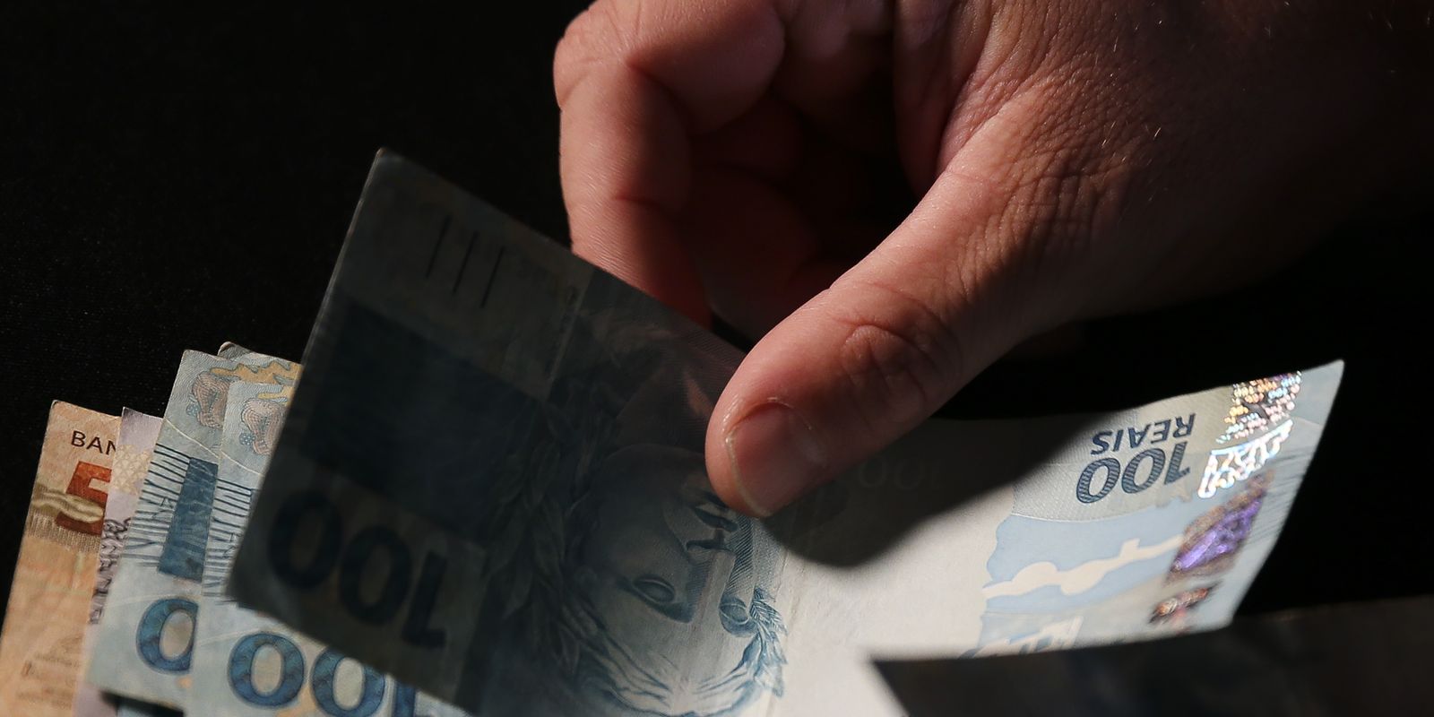 Trabalhadores nascidos em setembro e outubro recebem abono salarial